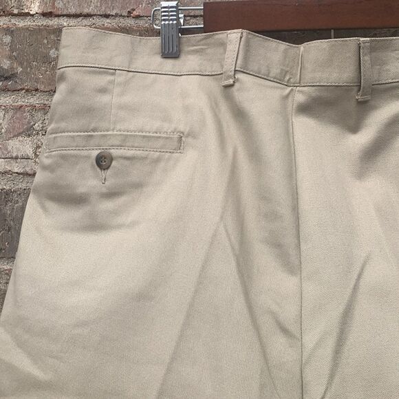 Take 50% OFF- Dockers Men's Pleated Tan Khaki No Wrinkle Shorts, Size-38W - Picture 7 of 8